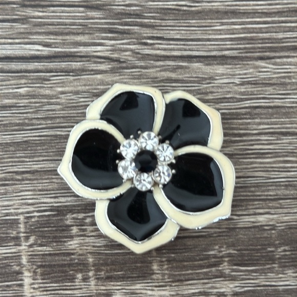 Vintage 80s black cream enamel rhinestone flower pendant glam retro jewelry - Picture 11 of 11